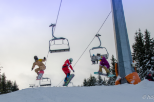 3 Personen beim Snowboard fahren