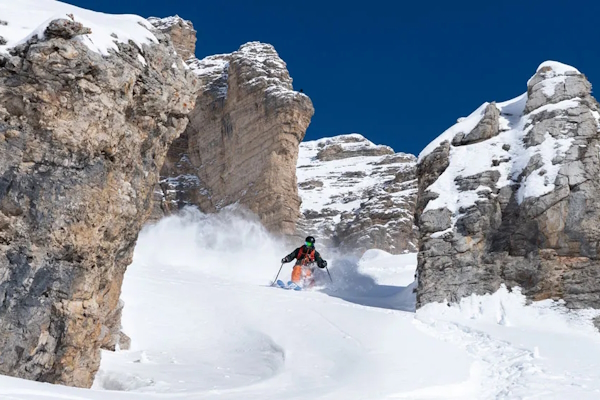 Skifahrer fährt zwischen Felsen