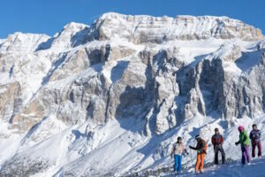 Skifahrer stehen auf der Piste