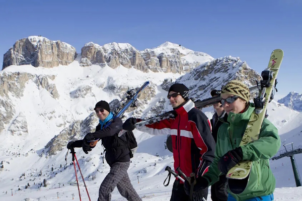 Skifahrer tragen ihre Skier