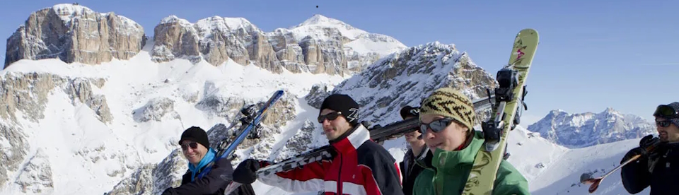 Skifahrer tragen ihre Skier