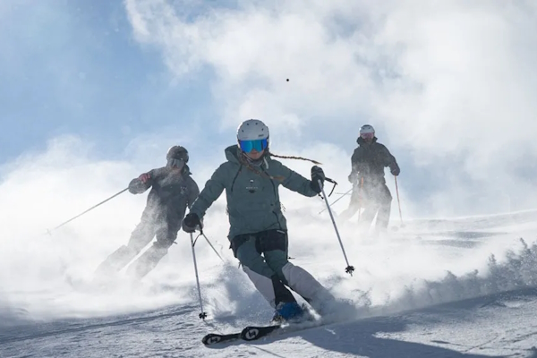 Skifahrer beim Skiguiding