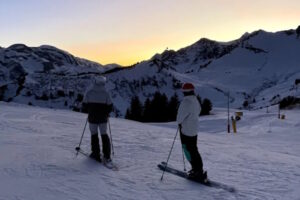 Skifahrende genießen die Aussicht