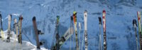 Skier stecken im Schnee