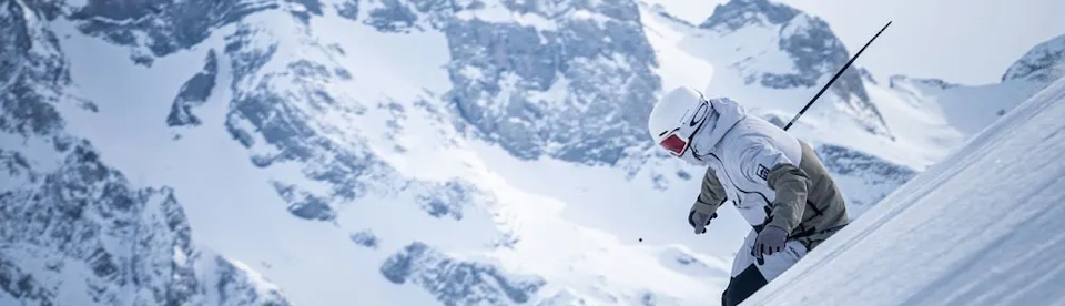 Skifahrer fährt im Tiefschnee