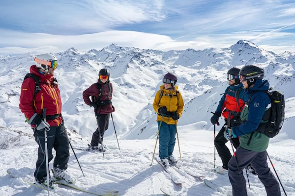 Skifahrende stehen auf der Piste