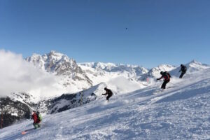 Skifahrende auf der Piste