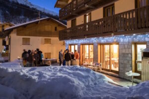 Gemütliche Abendstimmung im Skiurlaub