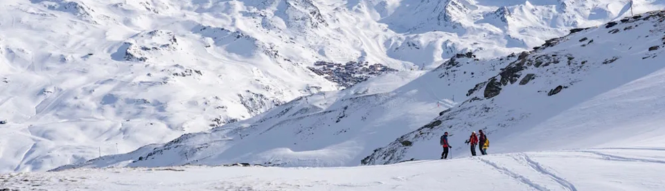 Skifahrende stehen auf der Piste