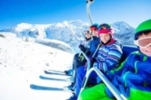 Vier Kinder im Skilager