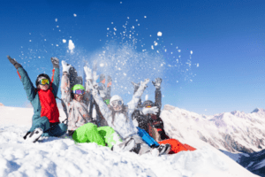 Gruppenbild mit geworfenem Schnee bei einer Skifahrt mit der Schule