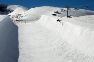 Snowboarder in Halfpipe bei Skireisen in die Schweiz