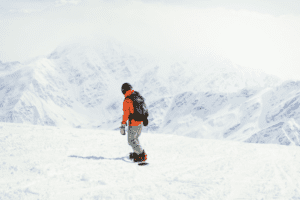 Snowboarder in den Bergen 