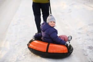 Kleines Mädchen im Reifen im Skigebiet Feldberg
