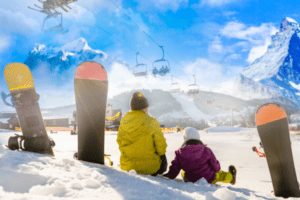 Zwei Snowboarder machen Pause