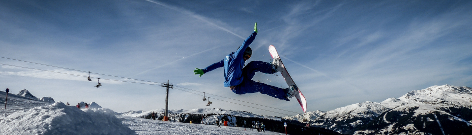 Snowboardfahrer in der Luft