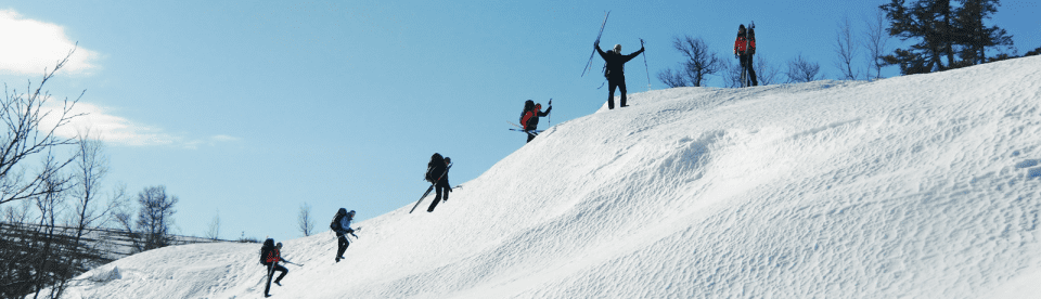 Skiwanderer laufen Berg hoch