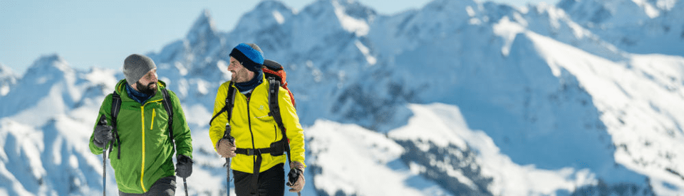 Wanderer vor dem Alpenpanorama