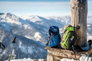 Wanderaufrüstung auf dem Berggipfel