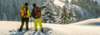 Zwei Wanderer im Schnee von Hinten