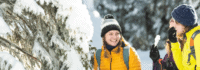 drei Frauen machen im Schnee Pause