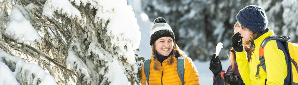 drei Frauen machen im Schnee Pause