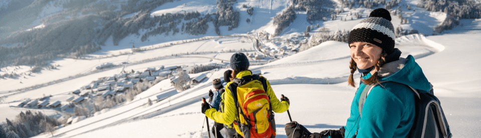 Gruppe beim Abstieg im Schnee