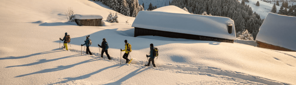 Wandergruppe im Tiefschnee