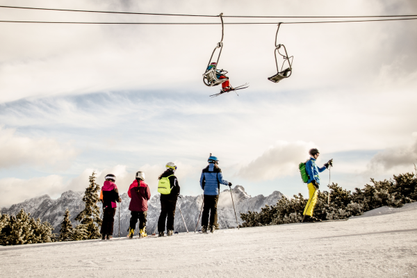 Kinder und Jugendliche auf der Piste