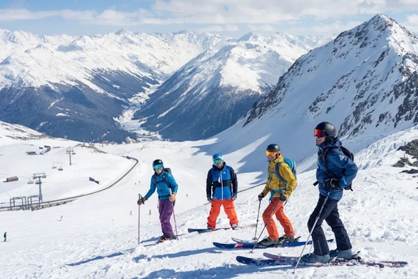 Skifahrende stehen am Hang