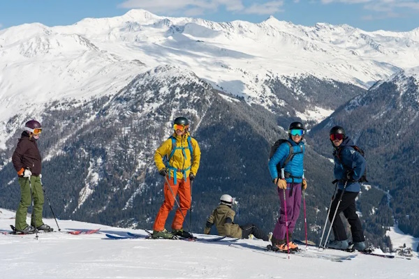 Skifahrende an der Piste im Single-Skiurlaub Davos